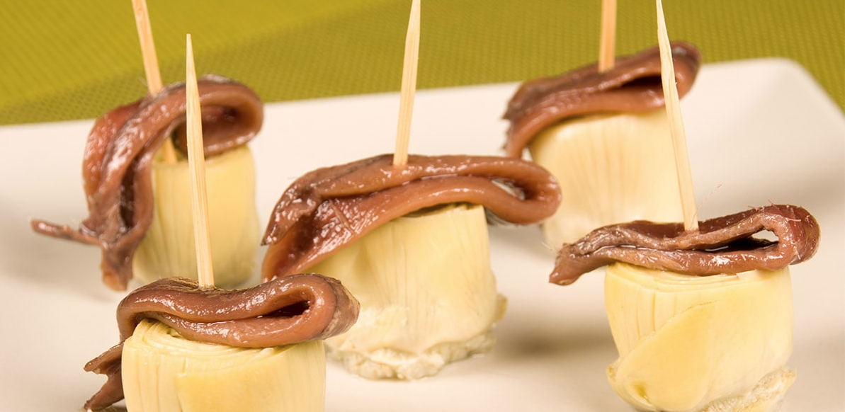 Alcachofas en conserva acompañada de tortilla con perejil y 1 tajada de sandia tamaño de puño.